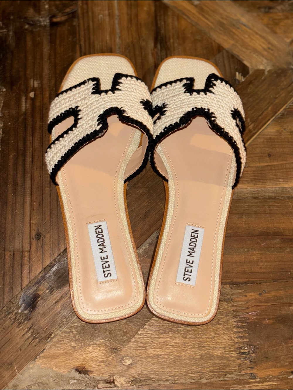 LIKE NEW Steve Madden Hadyn Cream and Black Woven Slide Sandals Size 7.5 - Picture 9 of 10